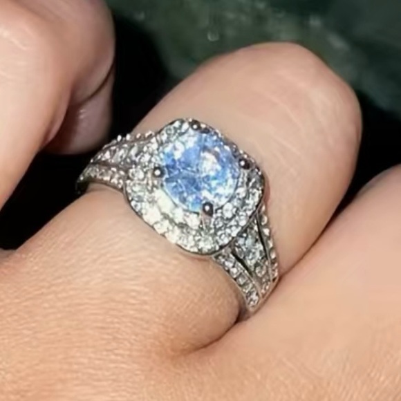 ♥️Boho Style Ring , large round Zircon, surrounded by ave set stones, 925 plated - Picture 13 of 15